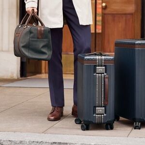 The Carry-on Hybrid Suitcase in Navy / Hackett